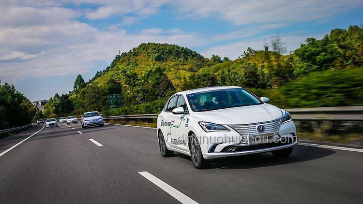 电动汽车 vs 燃油汽车：性能、环保与经济性分析